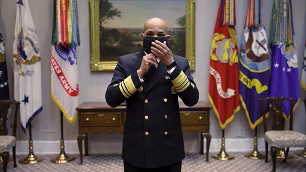 éf americké zdravotnické sluby Jerome Adams s roukou vyrobenou bhem pár...