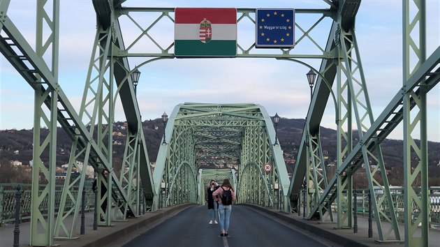 Lidé se fotí na maarsko-slovenské hranici u msta Esztergom.