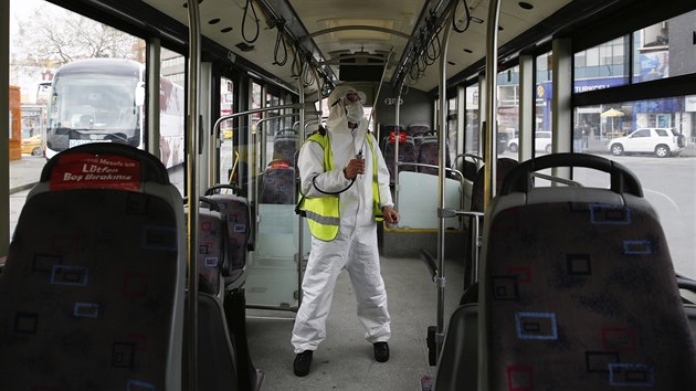 Dezinfekce istanbulských autobus, 3. dubna.