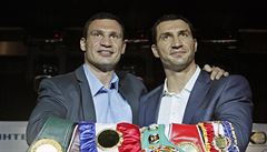 Vitalij a Vladimir Klikové se svými tituly, zleva: IBO, WBO, WBA, WBC, IBF a...