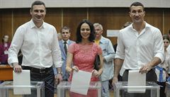 Zleva: Vitalij, jeho ena Natalie a Vladimir u voleb starosty Kyjeva v roce...