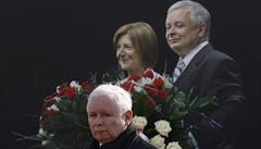 Jarosław Kaczyński s fotkou svého bratra a jeho manželky v pozadí. | na serveru Lidovky.cz | aktuální zprávy