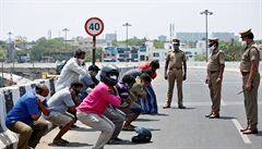 Indická policie nutí dlat depy neposluné obany, kteí zamíili ven bez...