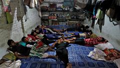 Migranti z jiných provincií i stát pracující v Indii v textilním prmyslu...