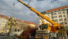 Praha 6 za�ala 3. dubna 2020 ráno odstra�ovat pomník generála Ivana St�panovi�e...