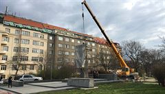 Praha 6 za�ala 3. dubna 2020 ráno odstra�ovat sochu generála Kon�va.
