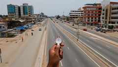 Hodinky ukazující pravé poledne a vyprázdnné ulice ghanského hlavního msta...