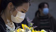 Pevninská Čína hlásí 30 nových případů nákazy, země uctila ‚mučedníky, kteří položili život v boji proti epidemii‘