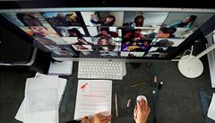 Virtuální soud s podezřelým z útoku na Twitter narušili lidé, kteří pouštěli porno