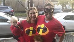 Poh�e�ovaná Maeve Kennedyová Townsendová McKeanová a její osmiletý syn Gideon...