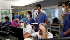 Zdravotníci v pa�í�ské nemocnici se starají o pacienty v�emi silami.