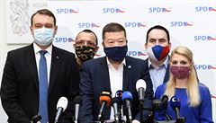 Zleva f poslanc SPD Radim Fiala, poslanec Jaroslav Foldyna, pedseda SPD...