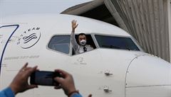 �ínský pilot zdraví lid p�ed prvním letem z Wu-chanu.