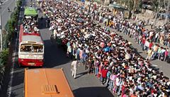 Exodus. Indití námezdní dlníci ekají na vládní autobusy, které by je mly z...