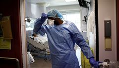 Jednotka intenzivní péče pro pacienty s nemocí Covid-19 v nemocnici u Paříže