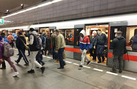 Stanice metra jsou opět plné lidí.