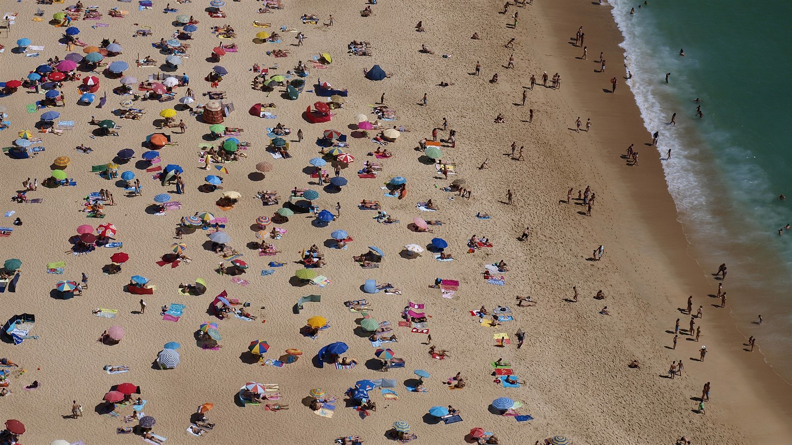 Italská firma přišla s řešením pro dovolenou, návštěvníky pláží by mohla  ochránit krabice z plexiskla | Svět | Lidovky.cz