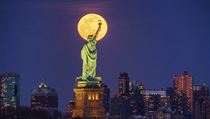 Super úplněk nad sochou Svobody v New Yorku. Američané každý večer v osm...
