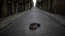 Bezdomovec sp uprosted vyprzdnn barcelonsk ulice.