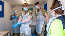 Skott vojci odebraj vzorky na testovn koronaviru na letiti v Glasgow.