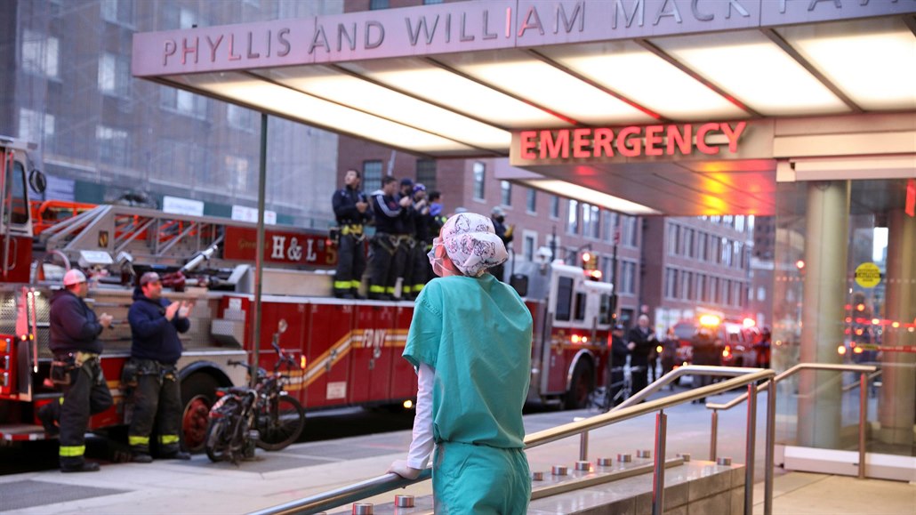 zdravotníci na Manhattanu pijímají potlesk od hasiských koleg.