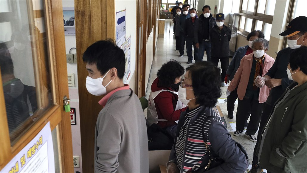 V Jiní Koreji se navzdory koronavirové krizi konají parlamentní volby. Lidé...