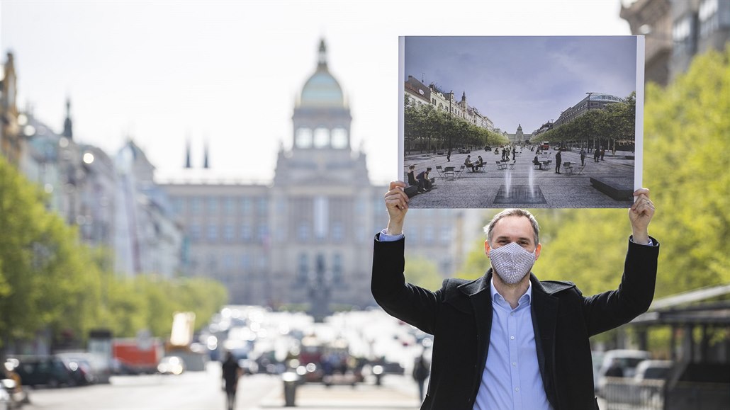 Primátor Prahy Zden�k H�ib v rou�ce s vizualizací nám�stí po rekonstrukci.