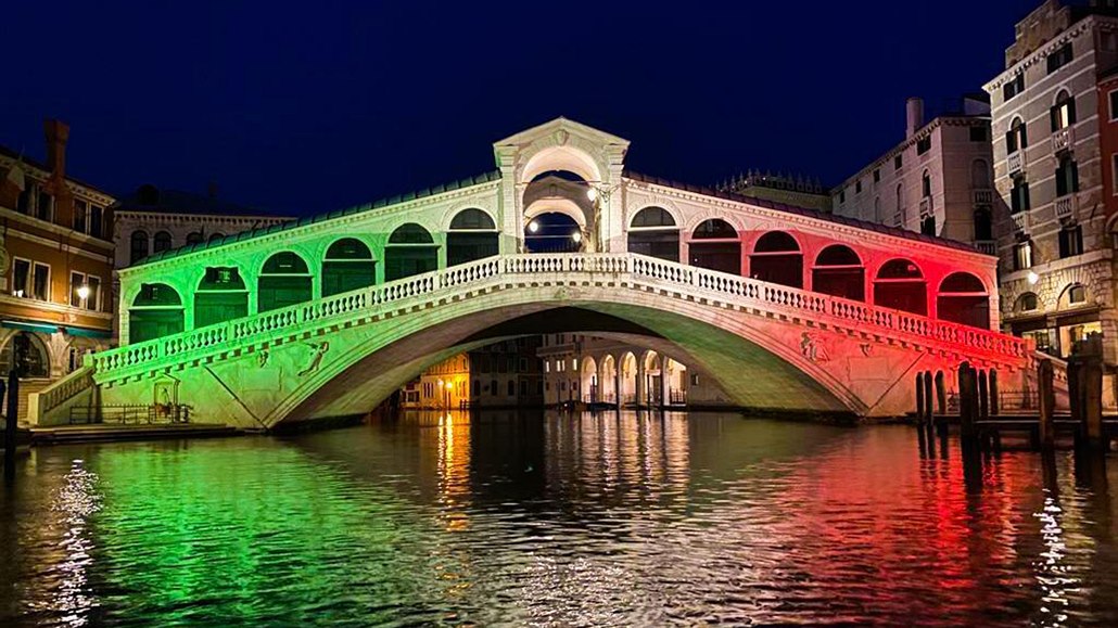Ikonický most v Benátkách je nasvícen v barvách italské vlajky. Celá země...