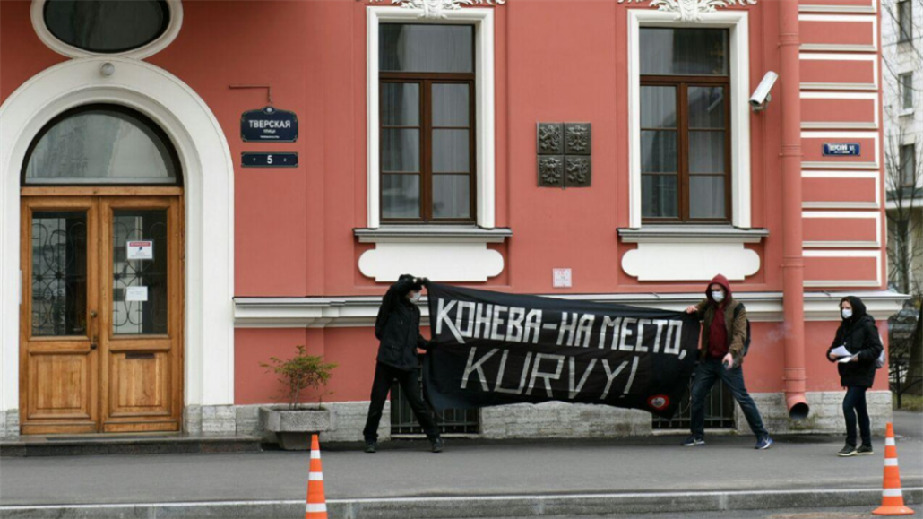 Demonstranti, kteí ped konzulátem protestovali proti odstranní sochy...