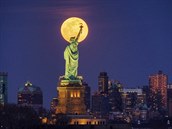 Super úplnk nad sochou Svobody v New Yorku. Ameriané kadý veer v osm...