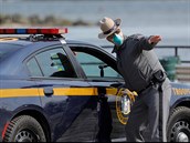 Policista pracující u odbrného místa na koronavirus ve mst New Rochelle,...