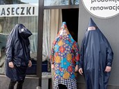 Poláci v Gdyni nosí vlastnorun vyrobené ochranné odvy.
