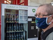 V Liberci zaal 9. dubna 2020 fungovat automat na výdej dezinfekce, je umístn...