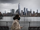 Panorama msta New York City se táhne nad chodci, kteí nosí masky kvli obavám...