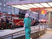 zdravotníci na Manhattanu pijímají potlesk od hasiských koleg.