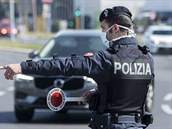 Italská policie kontroluje namátkov idie.