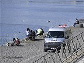Policisté hlídkují 5. dubna 2020 na náplavce na Raínov nábeí v Praze. Vláda...