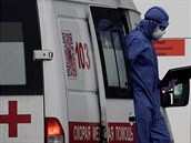 Ruský zdravotník vystupuje ze sanitky u nemocnice v Moskv