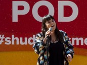 Zpvaka Ewa Farna zazpívala 17. dubna 2020 v rámci projektu Pod okny u domova...
