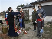 Ukrajinský ortodoxní knz Nazariy se vydal do vesnic poblí Kyjeva ehnat lidem.