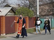 Ukrajinský ortodoxní knz Nazariy se vydal do vesnic poblí Kyjeva ehnat lidem.