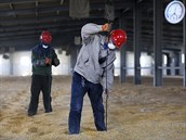 Pracovníci v provincii Liao-ning kontrolují teplotu ve skladiti obilí.