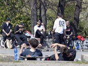 Mladíci se skateboardy se baví 18. dubna 2020 na Letné v Praze. V esku stále...