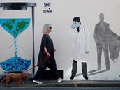 Graffiti v britském mst Whitstable zachycuje lékae jako superhrdinu.