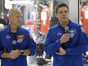 NASA astronauti Bob Behnken a Doug Hurley mluví s novinái ped lodí Crew...