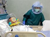 Pacient nakaený koronavirem v nemocnici Tor Vergata v ím. Itálie eviduje k...
