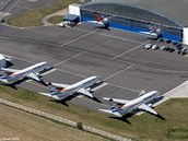 Uzemnná letadla Smarwings ekají ped hangárem na pravidelnou údrbu.