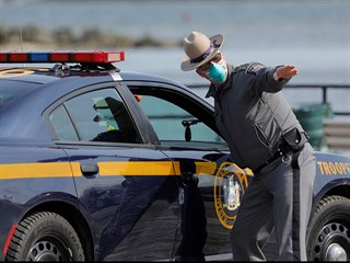 Policista pracujc u odbrnho msta na koronavirus ve mst New Rochelle,...