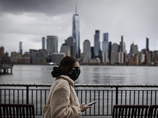 Panorama msta New York City se thne nad chodci, kte nos masky kvli obavm...