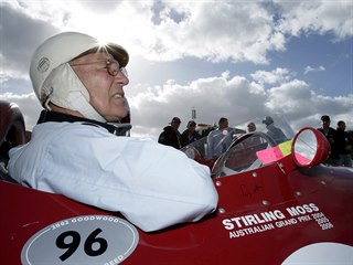 Stirling Moss v kokpitu formule.
